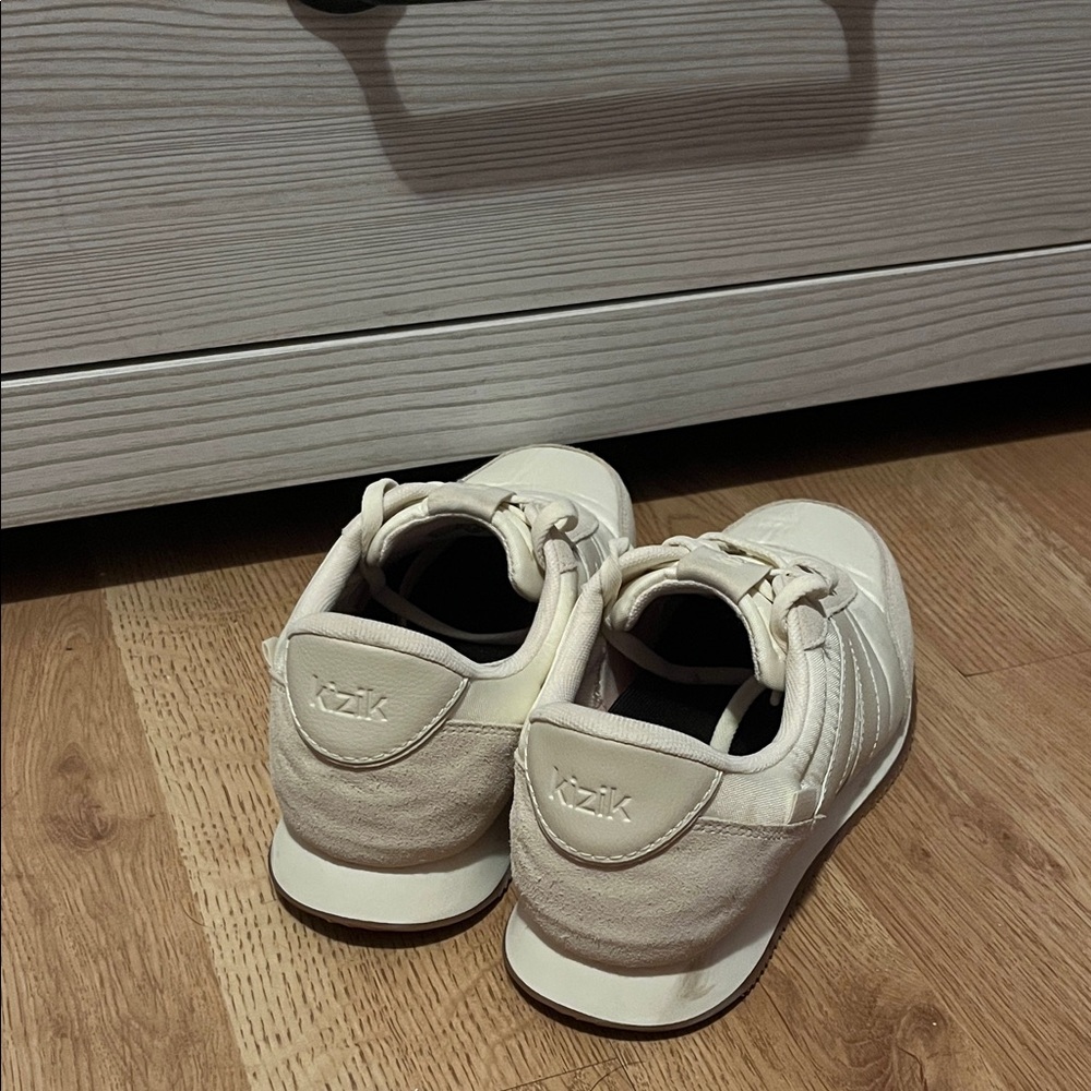 Kizik Off White and Cream Sneakers